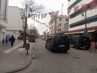 Sur&rsquo;da Turist ve Esnafın Kabusu: D&uuml;zensiz Ara&ccedil; Parkı