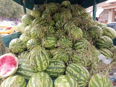 Sur sokaklarında yazın son karpuzları