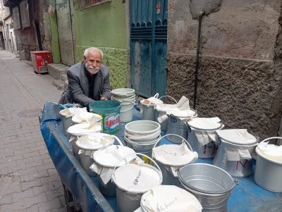 Sur’un 32 Yıllık Yoğurt Emekçisi: Ömrümün Yarısı Sokaklarda Geçti