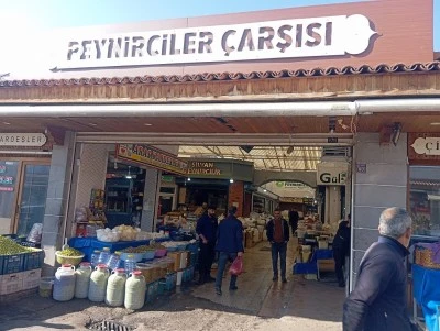 Sur’un Peynirciler Çarşısı Lezzetin Merkezi Olmayı Sürdürüyor