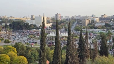 Suriye'de halk, ulusal birlik kutlamaları i&ccedil;in meydanları doldurdu