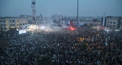 Suriyeliler Esad rejiminin devrilmesinin 1&rsquo;inci yıl d&ouml;n&uuml;m&uuml;n&uuml; Emevi Meydanı&rsquo;nda kutladı