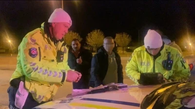 S&uuml;r&uuml;c&uuml;s&uuml; alkoll&uuml; &ccedil;ıkan otomobildeki yolcudan gazetecilere