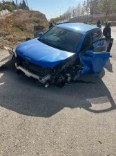 S&uuml;r&uuml;c&uuml;s&uuml;n&uuml;n direksiyon hakimiyetini kaybettiği otomobil ref&uuml;je &ccedil;ıktı