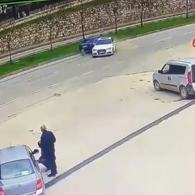 S&uuml;r&uuml;c&uuml;s&uuml;z ara&ccedil; trafiğe &ccedil;ıktı, kaza b&ouml;yle geldi