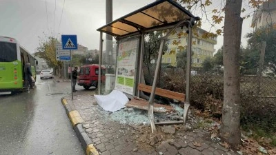 S&uuml;r&uuml;c&uuml;s&uuml;z hareket eden ara&ccedil; durağa &ccedil;arptı