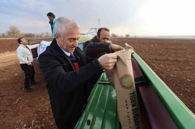 Tahmazoğlu dağıttığı tohumları &ccedil;ift&ccedil;ilerle ekti