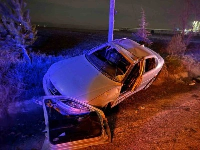 Taklalar atarak şarampole yuvarlanan aracın sürücüsü kazayı hafif sıyrıklarla atlattı