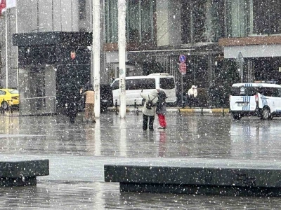 Taksim&rsquo;de kar yağışı etkili oldu