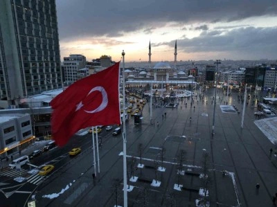 Taksim’de kartpostallık karlı gün batımı