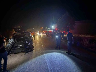 Tali yoldan çıkan traktörle çarpışan araç hurdaya döndü: 6 yaralı