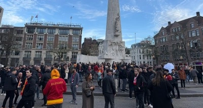 Taraftarlardan Dam Meydanı'nda Galatasaray'a coşkulu destek