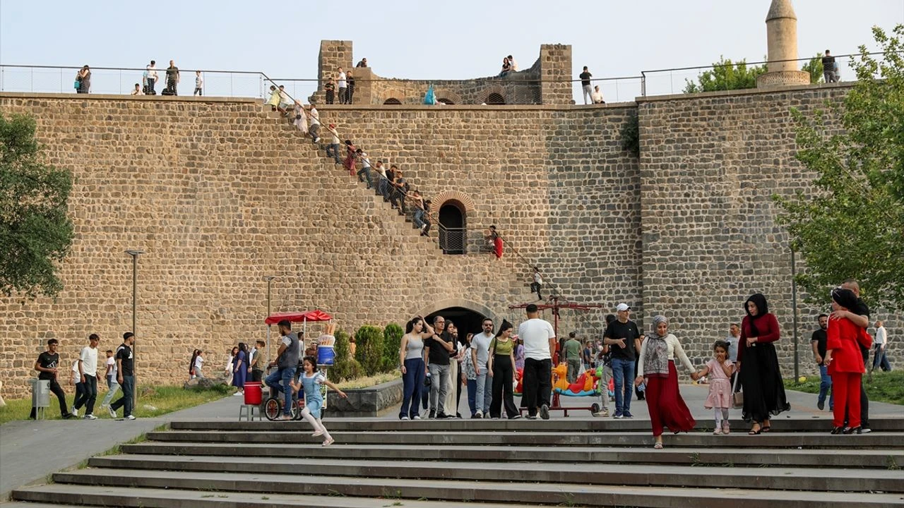 Tarih ve Modern Hayatın İç İçe Olduğu Kent