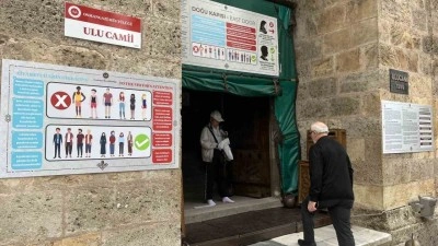Tarihi Ulu camide ziyaretlerine kıyafet mecburiyeti getirildi