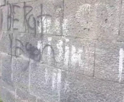 Tarihi Duvarlar Yazılarla Tahrip Edildi