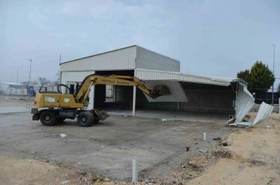 Tarım arazisi üzerindeki kaçak depo yıkıldı