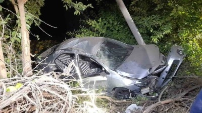 Otomobil tarlaya uçtu: 6 kişi yaralandı