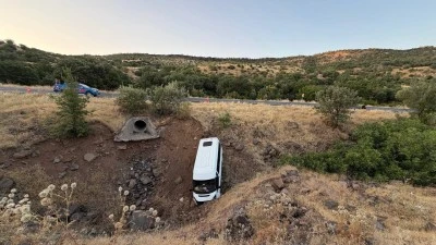 Tarlaya Giden İş&ccedil;ileri Taşıyan Minib&uuml;s Şarampole Devrildi: 4 Yaralı