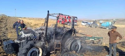 Tarlayı süren traktör alev alarak yandı