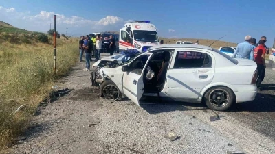 Tatvan&rsquo;da iki otomobil &ccedil;arpıştı: 6 yaralı