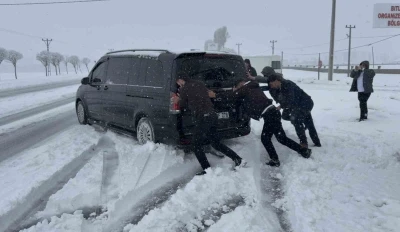 Tatvan&rsquo;da nisan ayında şehir beyaza b&uuml;r&uuml;nd&uuml;