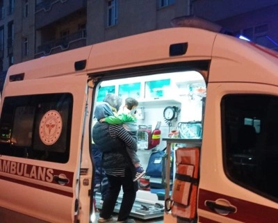 Tavşanlı&rsquo;da motosiklet yayaya &ccedil;arptı, anne ve bebeği yaralandı