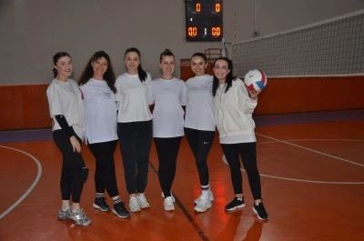 Tavşanlı Handegül Anaokulu Kadın Öğretmenleri Voleybolda Erkeklere Meydan Okuyor
