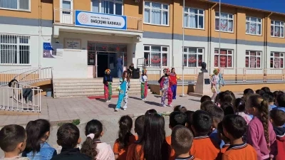Tavşanlı Hayme Ana MTAL &ouml;ğrencilerinden kardeş okullara bayram hediyesi