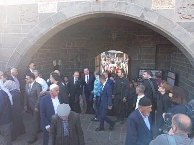 TBMM Başkanı Numan Kurtulmuş, Diyarbakır Ulu Camii’nde Vatandaşlarla Buluştu