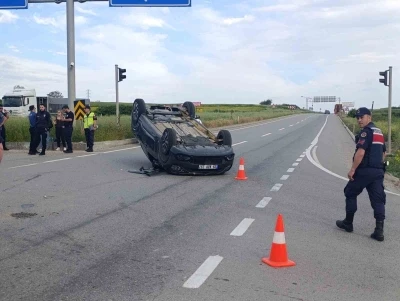 Kamyonetle &ccedil;arpışan otomobil ters d&ouml;nd&uuml;: 1 yaralı