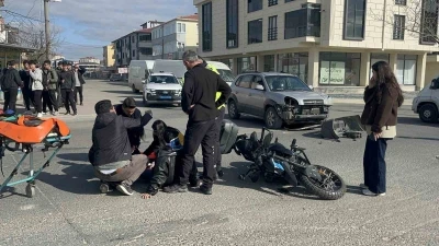 Otomobil ile motosikletin kaza anı kamerada