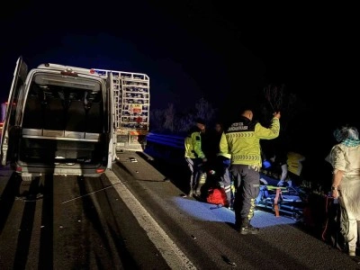 TEM’de can pazarı... Tüp yüklü kamyon ile minibüs çarpıştı: 16 yaralı