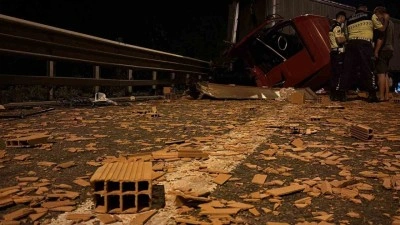 TEM’de tuğla yüklü tıra çarpan tır, hurdaya döndü