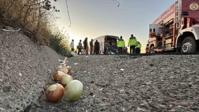 TEM’de yolcu otobüsü ile soğan yüklü kamyon çarpıştı
