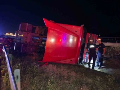 TEM Otoyolu’nda cip ile çarpışan tır, orta refüje devrildi: 2 yaralı