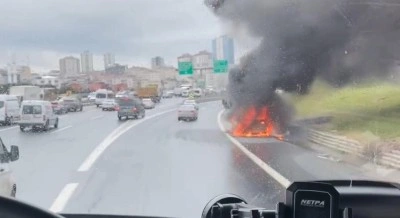 TEM Otoyolu’nda seyir halindeki cip alev alev yandı: O anlar kamerada