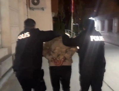 Temizlik i&ccedil;in girdiği evdeki ziynet eşyalarını &ccedil;aldı: 1 g&ouml;zaltı