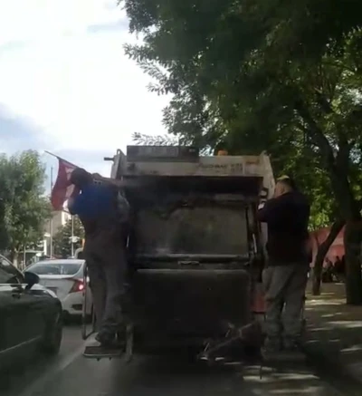 Temizlik iş&ccedil;ileri yerde buldukları T&uuml;rk bayrağını &ccedil;&ouml;p kamyonun &uuml;zerine astı