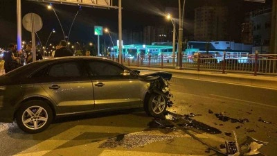 Ters yöne dönmeye çalışan otomobil kazaya neden oldu: 1 yaralı