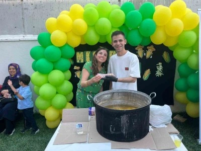 Tezgahından elde ettiği gelirlerle gönüllere dokunuyor