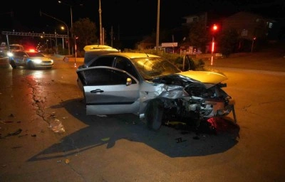 Ticari taksi ile otomobil kafa kafaya çarpıştı