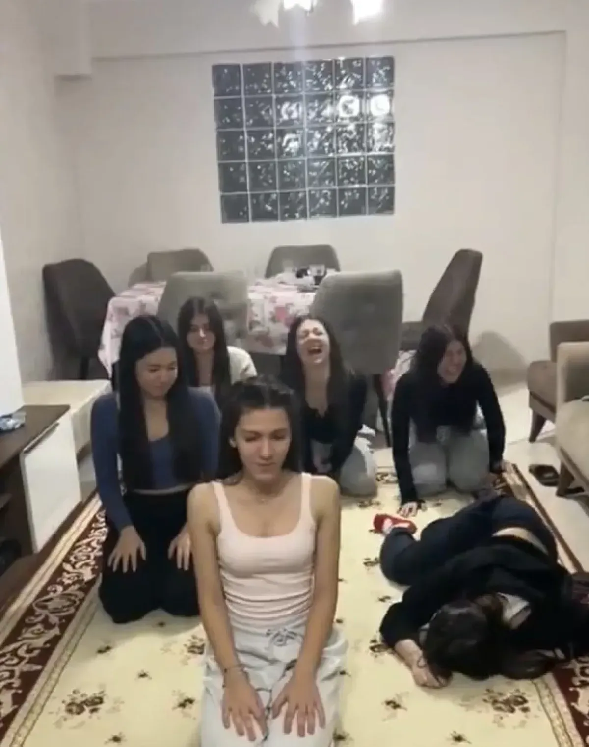 TikTok&rsquo;ta Namazla Dalga Ge&ccedil;en Gen&ccedil;lere Tepki Yağdı