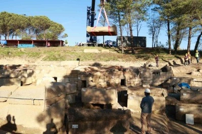 Tios Antik Kenti&rsquo;nde bulunan Roma D&ouml;nemi lahitleri t&ouml;renle a&ccedil;ıldı