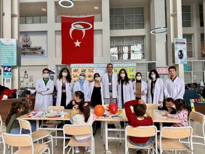 Tıp Fak&uuml;ltesi &ouml;ğrencileri &rsquo;l&ouml;semili&rsquo; &ccedil;ocuklara dikkat &ccedil;ekti
