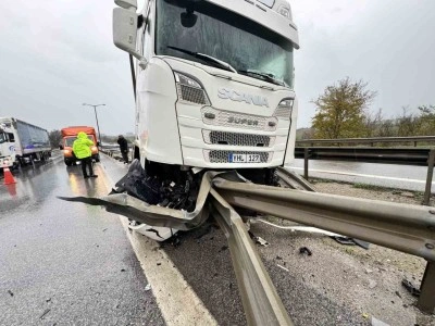 Tır bariyere saplandı