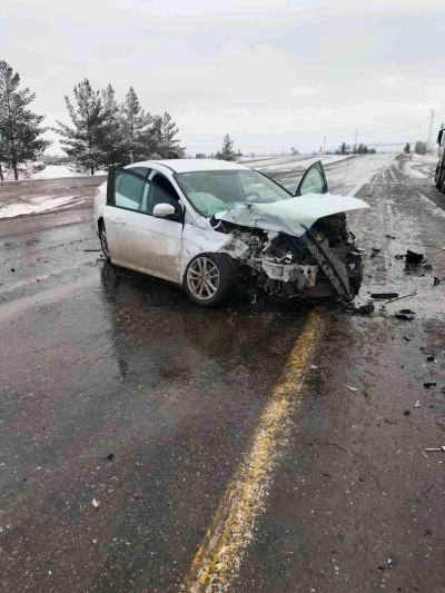 Tır ile otomobil &ccedil;arpıştı: 2 yaralı
