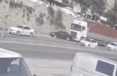Tır sürücüsü otomobili göz göre göre sürükledi