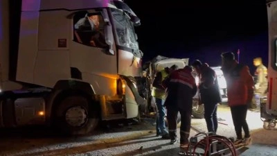 Tır ve pikap kafa kafaya çarpıştı: 1 ölü