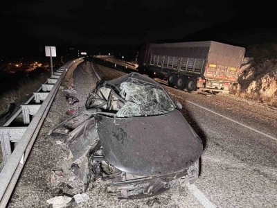 Tıra &ccedil;arpan otomobilde 4 kişi yaralandı