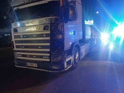 Tırın &ccedil;arptığı kadın ağır yaralandı